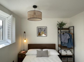 Bright 1 Bedroom Apartment